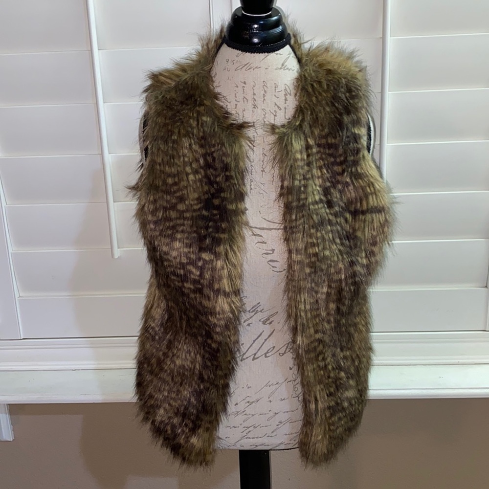 Mossimo faux fur vest